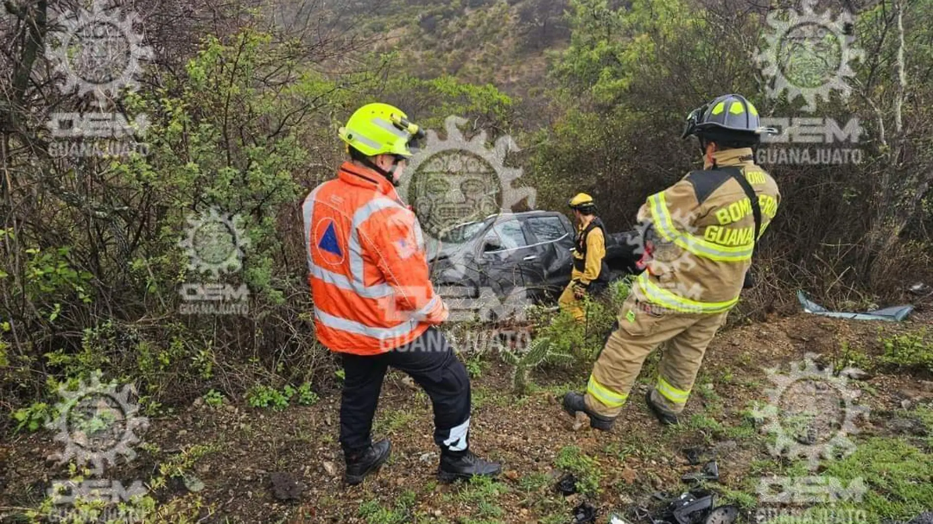 CONDUCTOR SALVA SU VIDA LUEGO DE QUE DESBARRANCAR SU CAMIONETA(7)